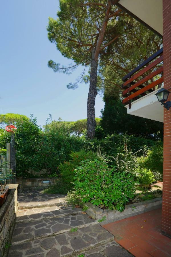 Spaziosa Villa Bifamiliare Campagnano Di Roma Exterior foto